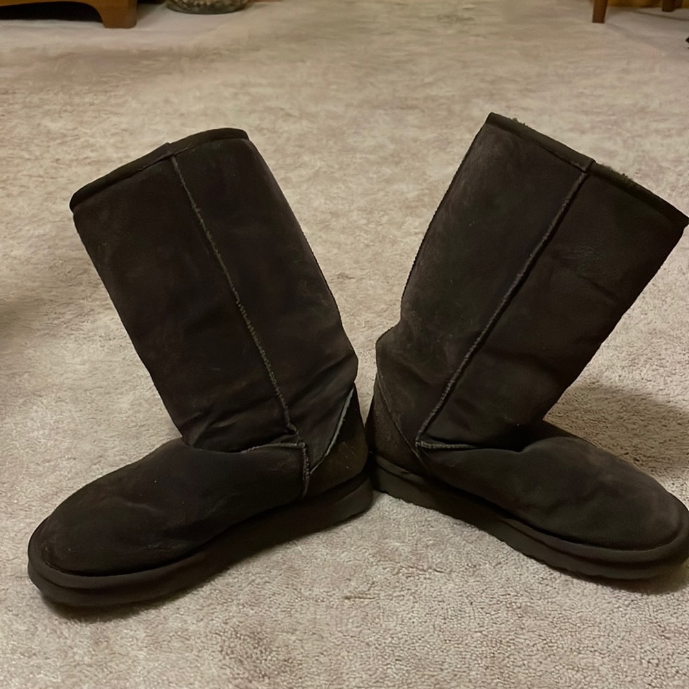 Brown Uggs in size 7. Good condition and ready for next owner.